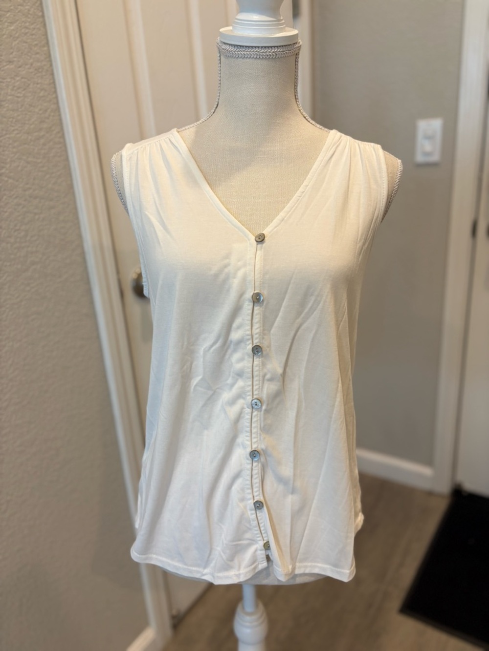 Green Envelope Cream Button-Front V-Neck Tank